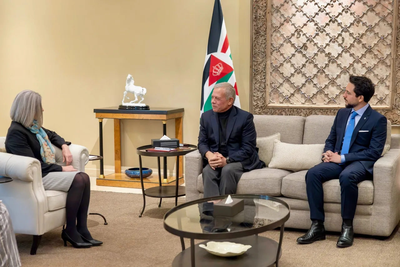 الملك يستقبل سيناتور أميركية ويبحث الشراكة والتطورات الإقليمية