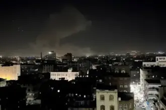 20 غارة أميركية على مواقع حوثية بصنعاء