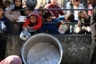 مسؤول إغاثي: الدواء والغذاء في غزة ينفدان