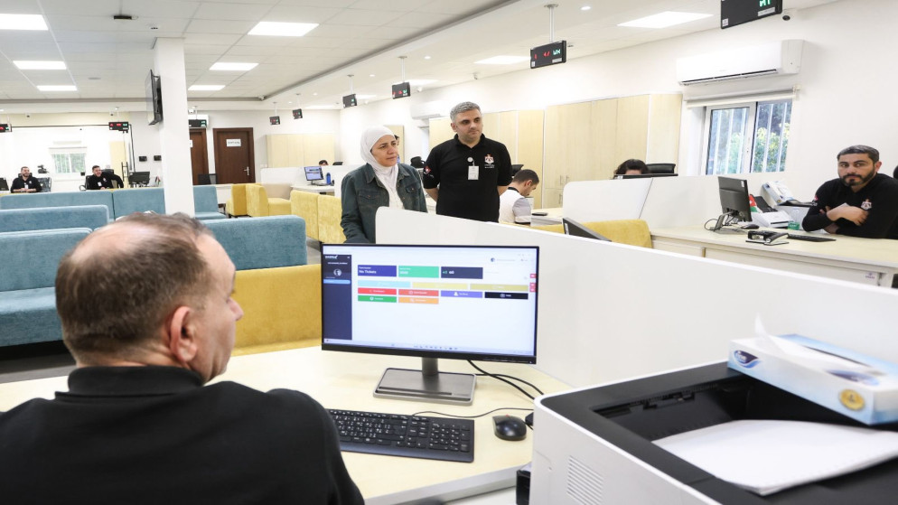الزعبي تتفقد سير العمل في مركزي خدمات جرش وإربد