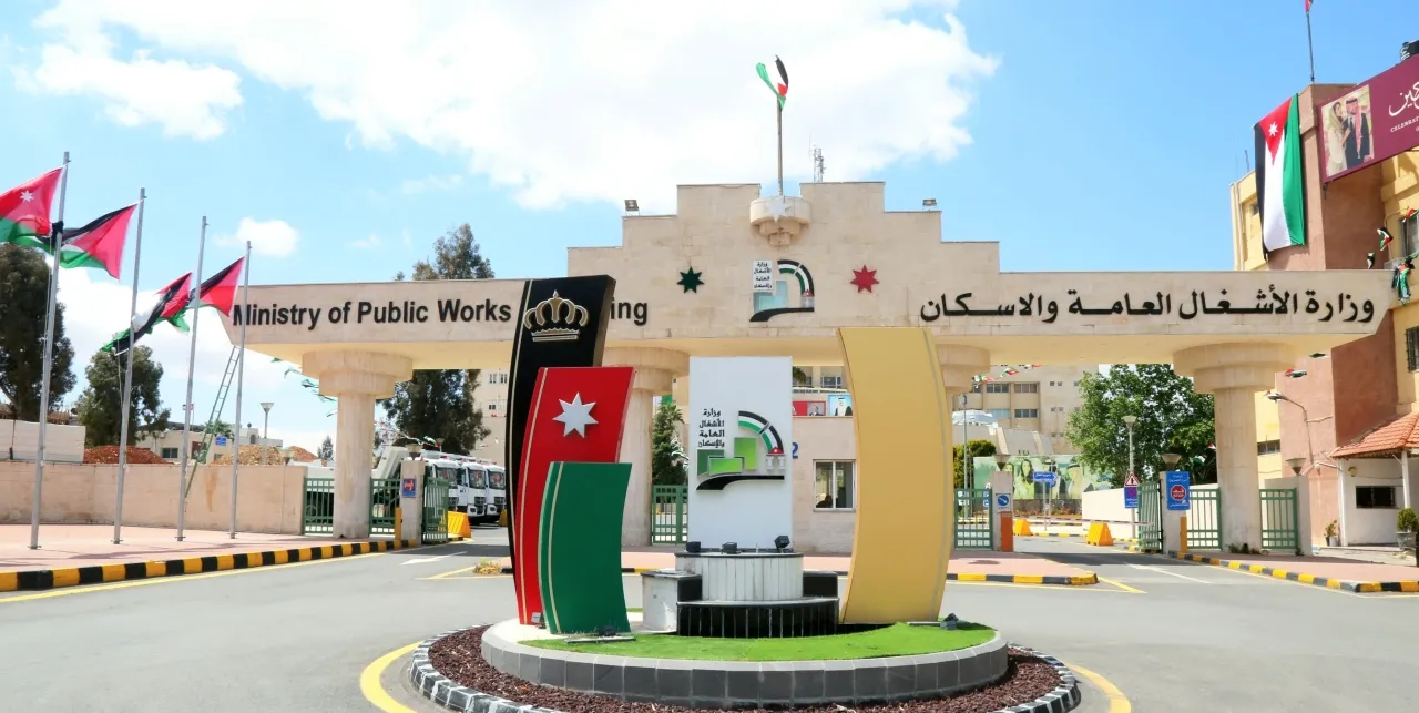 صرف فروقات رواتب موظفي المياومة المثبتين بوزارة الأشغال