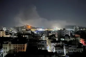 تصعيد دامٍ في اليمن: مقتل 12 مدنياً في غارات على صنعاء