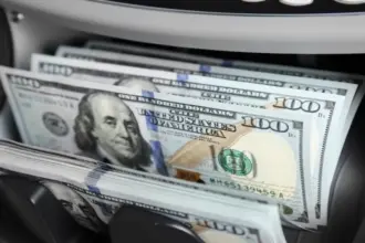 أدنى مستوى للدولار في 3 سنوات