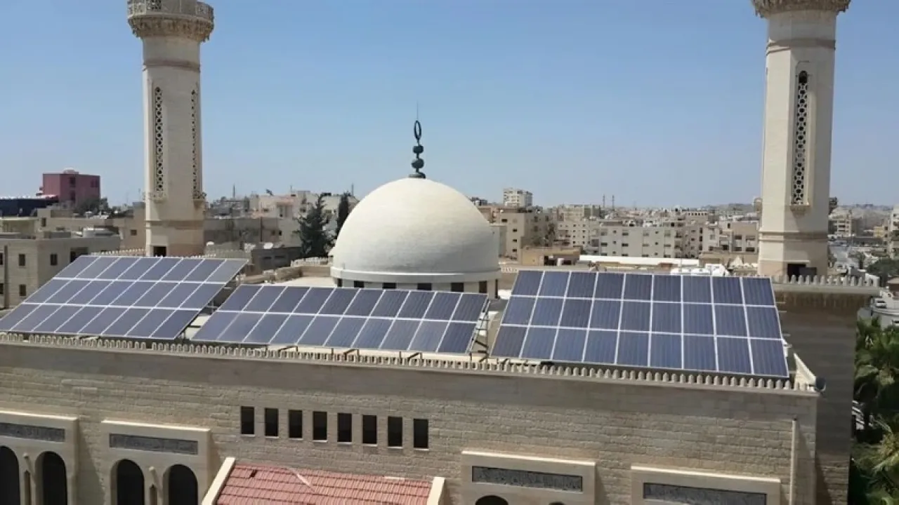 خطط لتحويل معظم المساجده لتعمل بالطاقة الشمسية