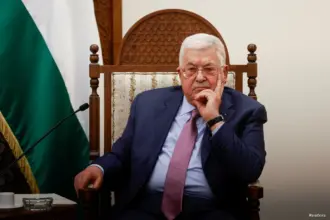 عباس يدعو "حماس" لتسليم الأسرى الإسرائيليين: "خلصونا من هالشغلة"