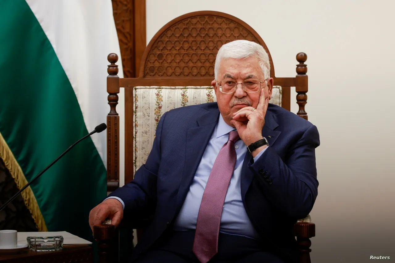 عباس يدعو "حماس" لتسليم الأسرى الإسرائيليين: "خلصونا من هالشغلة"