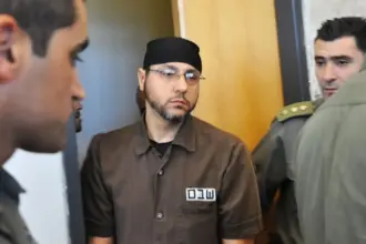 ابنة البرغوثي : والدي يتعرض للتعذيب والضرب يومياً