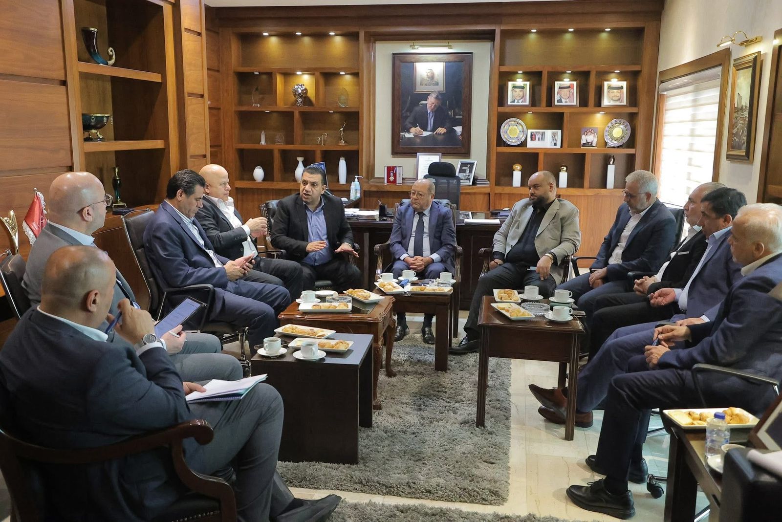 صورة حول : كتلة الأحزاب الوسطية النيابية تزور "الأسواق الحرة الأردنية" كتلة الأحزاب الوسطية النيابية تزور "الأسواق الحرة الأردنية"