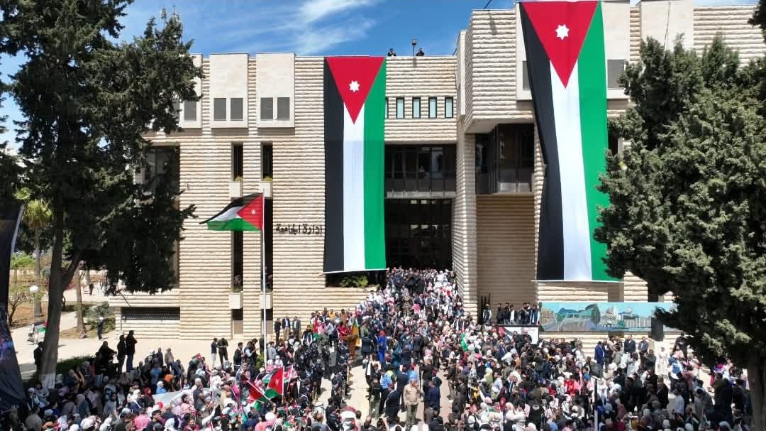 الأمن العام والألاف من طلبة الجامعة الاردنية ومدرسيها يحتفون بيوم العلم في حرم الجامعة