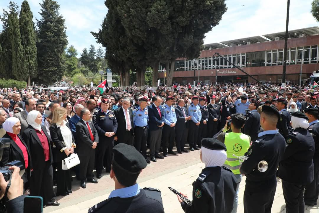 الأمن العام والألاف من طلبة الجامعة الاردنية ومدرسيها يحتفون بيوم العلم في حرم الجامعة