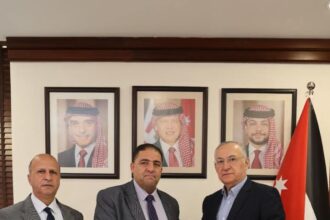 د. مهند حجازي يتسلّم دراسة من "عمّان الأهلية" حول تجريم الفساد في القطاع الخاص