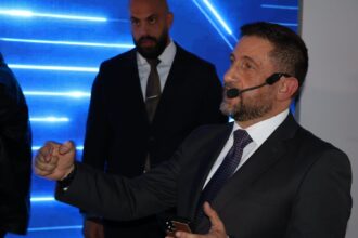 بالفيديو جيلي تطلق أول سيارة مدعومة بالذكاء الاصطناعي في الأردن .. صور