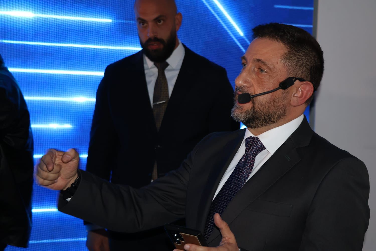 بالفيديو جيلي تطلق أول سيارة مدعومة بالذكاء الاصطناعي في الأردن .. صور