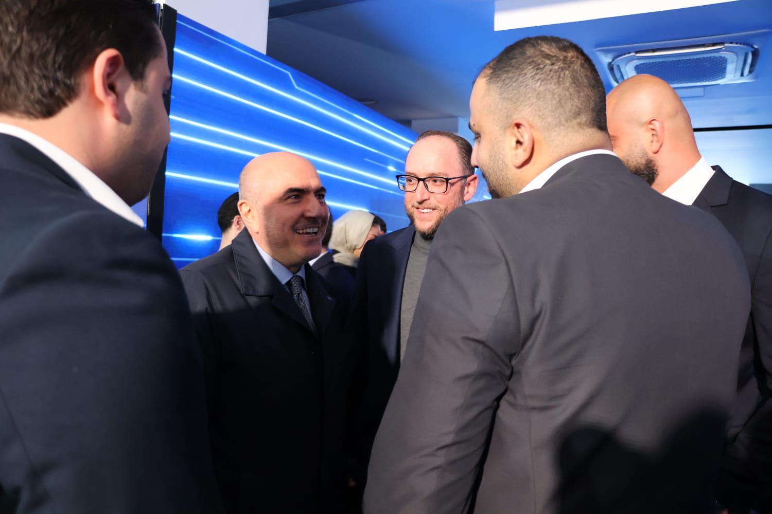 بالفيديو جيلي تطلق أول سيارة مدعومة بالذكاء الاصطناعي في الأردن .. صور