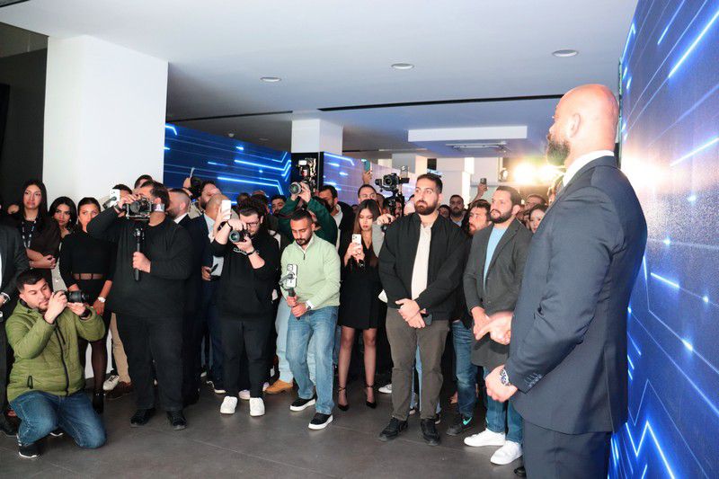 بالفيديو جيلي تطلق أول سيارة مدعومة بالذكاء الاصطناعي في الأردن .. صور