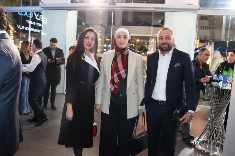 بالفيديو جيلي تطلق أول سيارة مدعومة بالذكاء الاصطناعي في الأردن .. صور