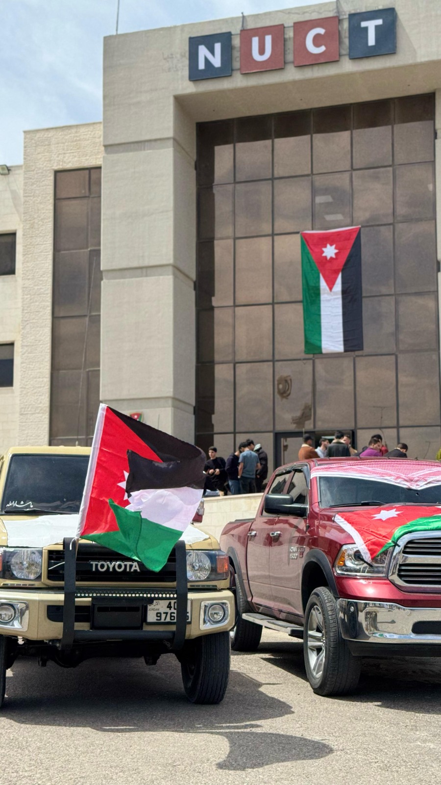 الكلية الجامعية الوطنية للتكنولوجيا تحتفل بيوم العلم وتثمن جهود نشامى الأجهزة الأمنية المباركة