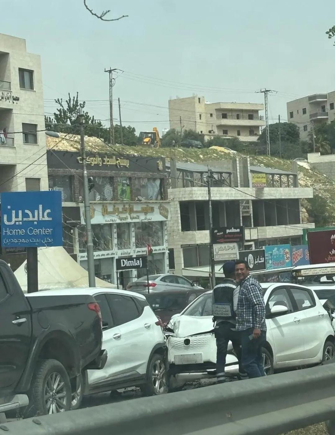 حادث تصادم يُربك حركة السير على مدخل السلط وإصابات تنقل إلى المستشفى