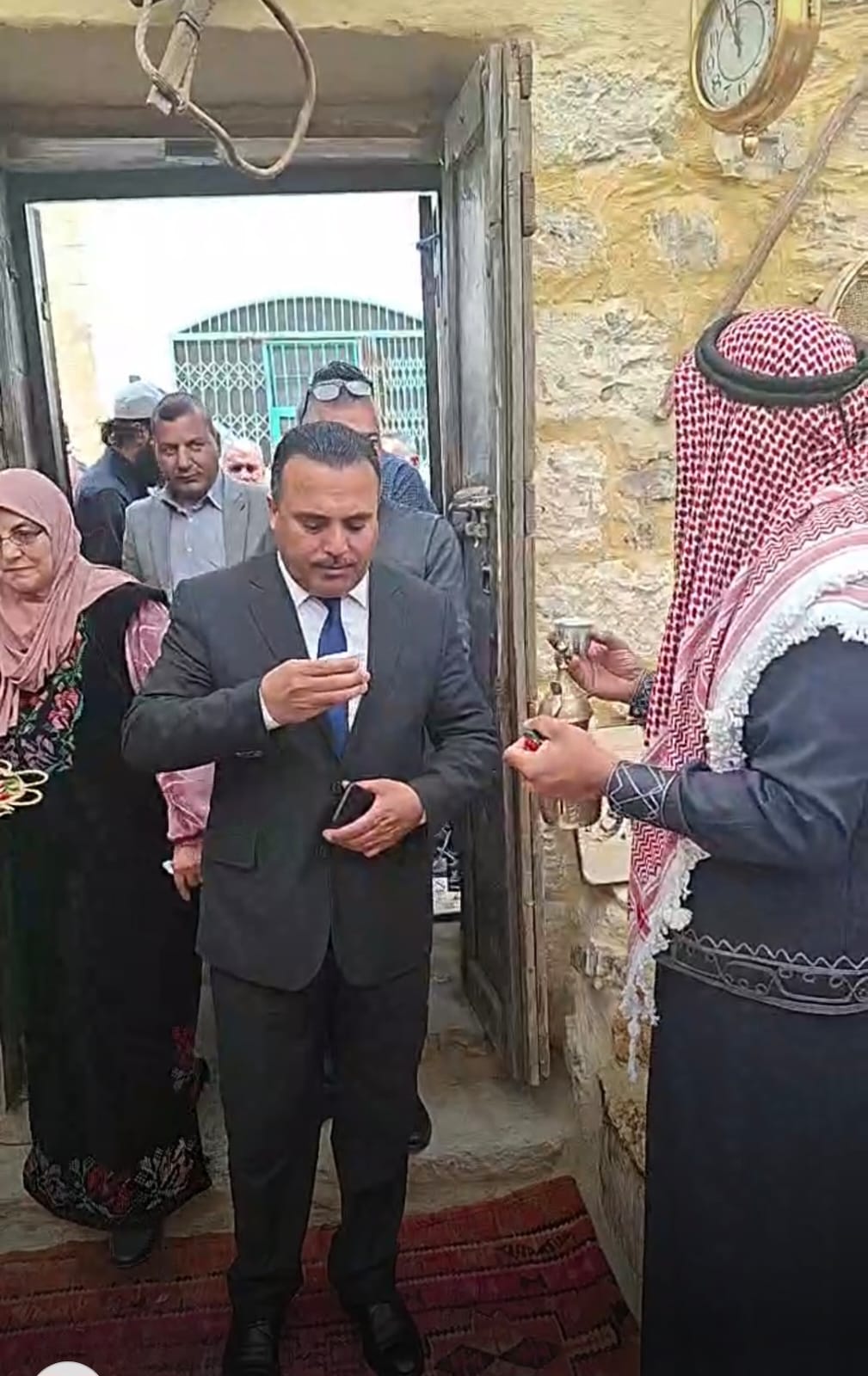 الحيصة يفتتح بازاراً خيرياَ بجمعية ربوع الجعفرية