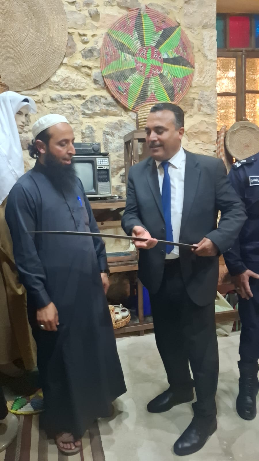 الحيصة يفتتح بازاراً خيرياَ بجمعية ربوع الجعفرية