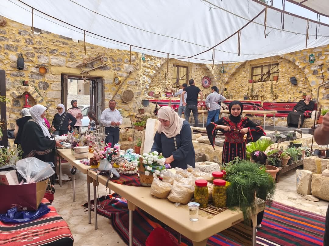 الحيصة يفتتح بازاراً خيرياَ بجمعية ربوع الجعفرية