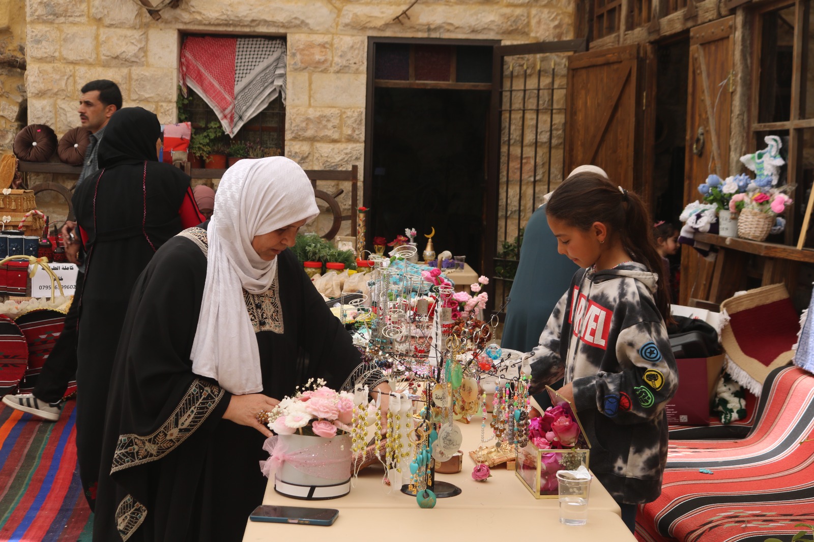 الحيصة يفتتح بازاراً خيرياَ بجمعية ربوع الجعفرية