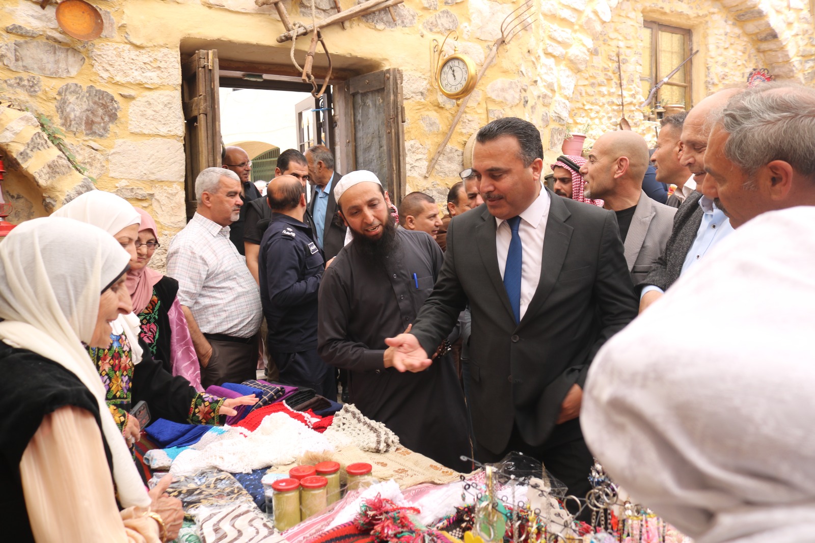 الحيصة يفتتح بازاراً خيرياَ بجمعية ربوع الجعفرية