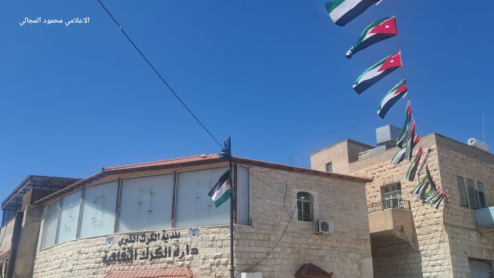 بالفيديو والصور .. العين الصرايرة يفتتح جاليري الكرك في الكرك 