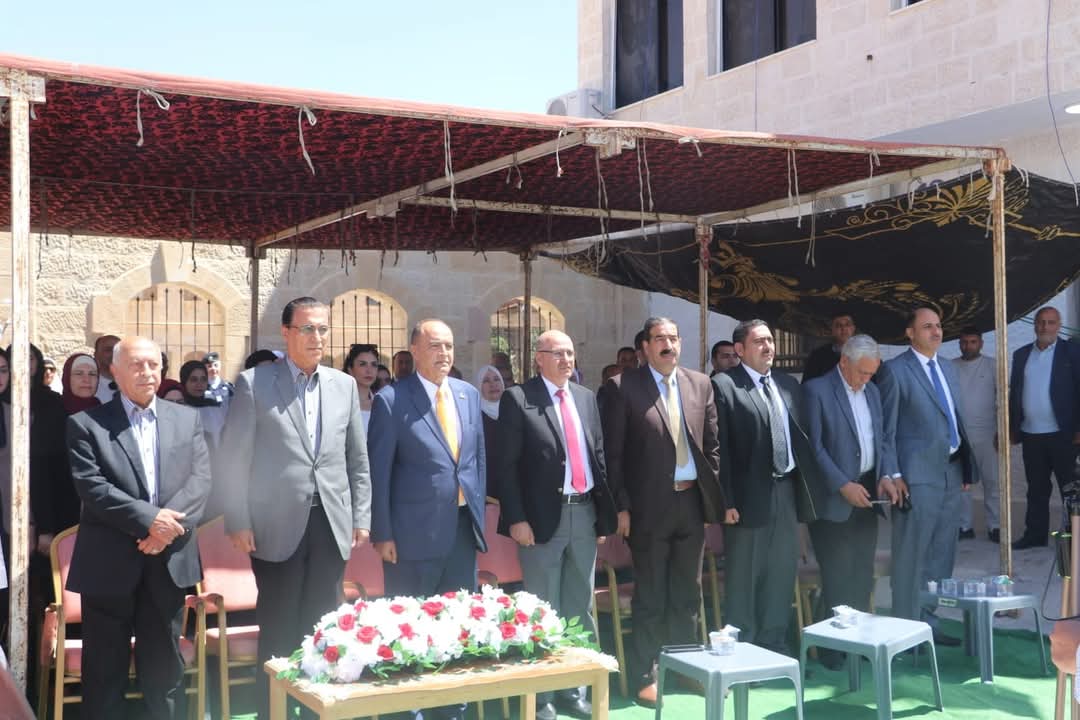بالفيديو والصور .. العين الصرايرة يفتتح جاليري الكرك في الكرك 
