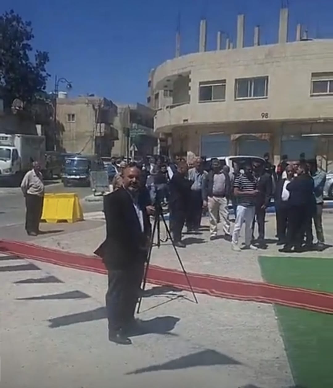 بالفيديو والصور .. العين الصرايرة يفتتح جاليري الكرك في الكرك 