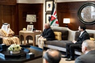 الملك يستقبل وزير الداخلية البحريني بحضور ولي العهد