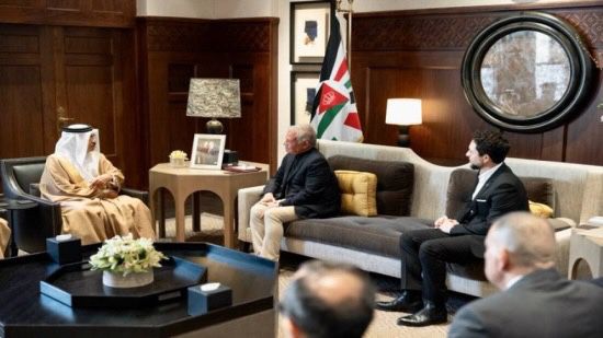 الملك يستقبل وزير الداخلية البحريني بحضور ولي العهد