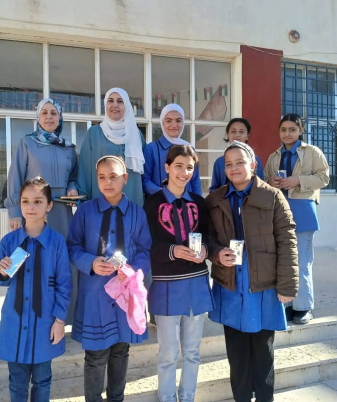 مدرسة الزعتره تكرم الطالبه جود البدور