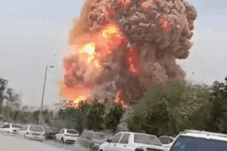 استمرار جهود إخماد حريق ميناء “رجائي” جنوب إيران بعد انفجار عدد من الحاويات