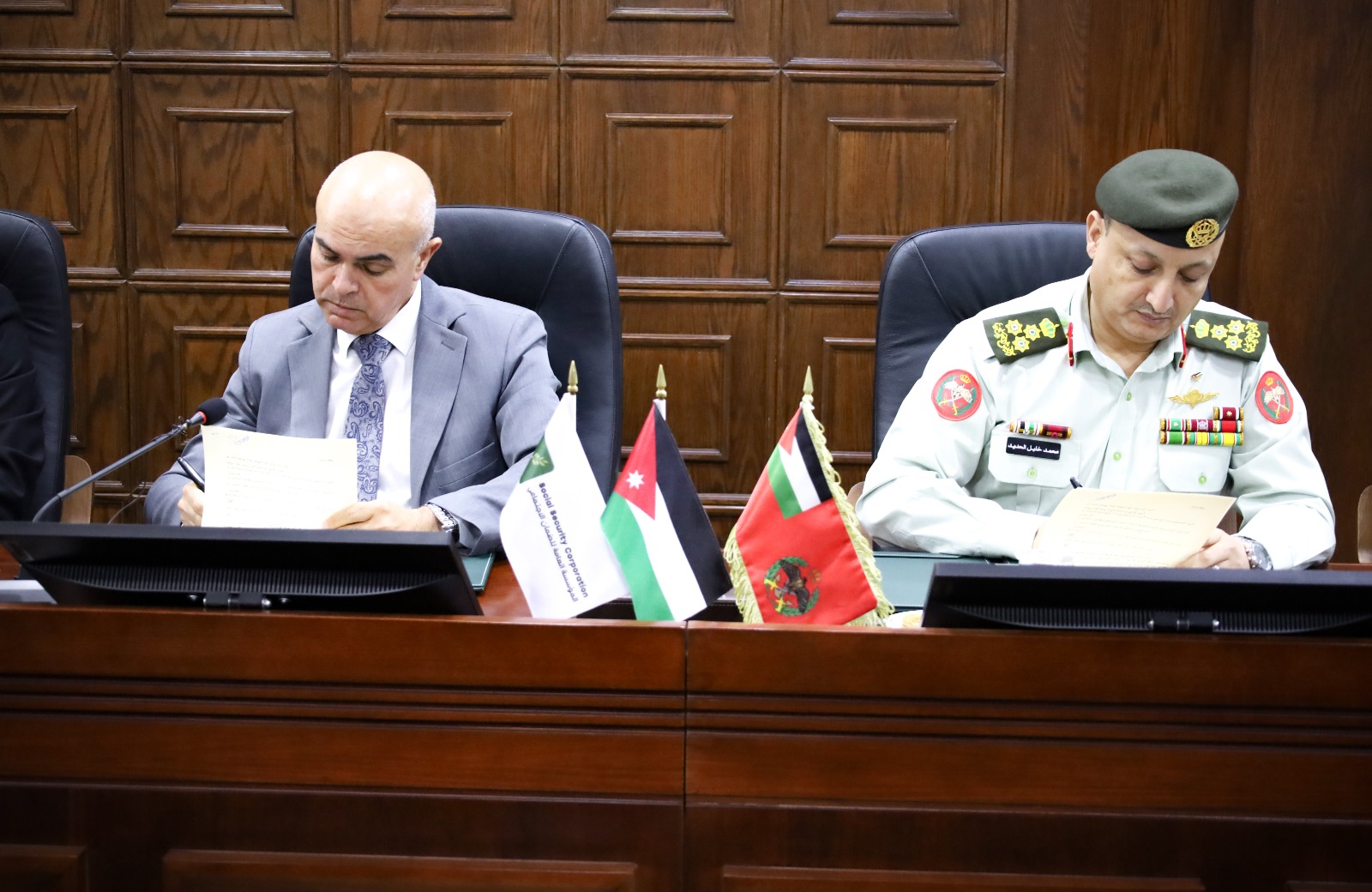 “الاستهلاكية العسكرية” و”الضمان الاجتماعي” يجددان اتفاقية بطاقة “حيّاك”