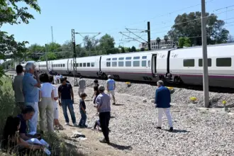 إسبانيا تعلن حالة الطوارئ وتُعلِق حركة القطارات