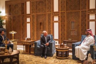 الملك وولي العهد السعودي يعقدان لقاء في جدة