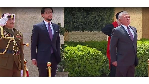 الملك يشهد في قصر الحسينية مراسم رفع العلم