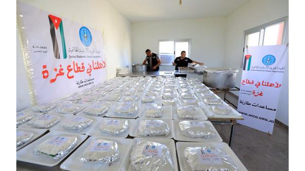 الخيرية الهاشمية تنفذ مشروع تجهيز وتوزيع الوجبات الساخنة في غزة