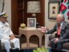 الملك يستقبل رئيس هيئة الأركان للقوات البحرية الباكستانية