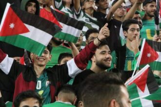 جماهير وفريقي الوحدات والحسين اربد يرفعون العلم الأردني بمناسبة يوم العلم