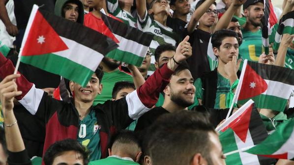 جماهير وفريقي الوحدات والحسين اربد يرفعون العلم الأردني بمناسبة يوم العلم