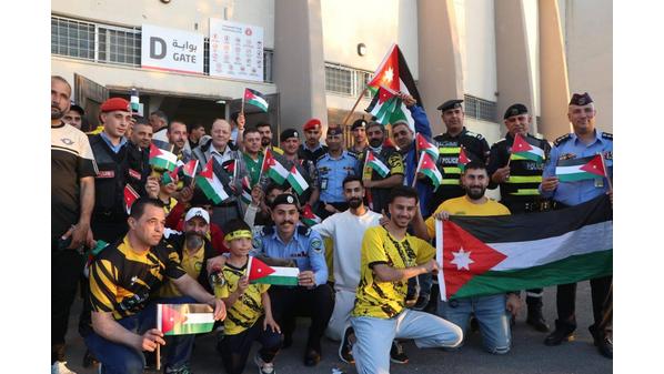 جماهير وفريقي الوحدات والحسين اربد يرفعون العلم الأردني بمناسبة يوم العلم
