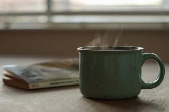 عاملة نظافة تسمم زميلتها بالشاي لأشهر والشرطة تطيح بها بعد تسجيل صادم