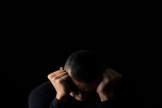 الاكتئاب ليس نهاية الطريق.. خطوات عملية للخروج من نفق الحزن