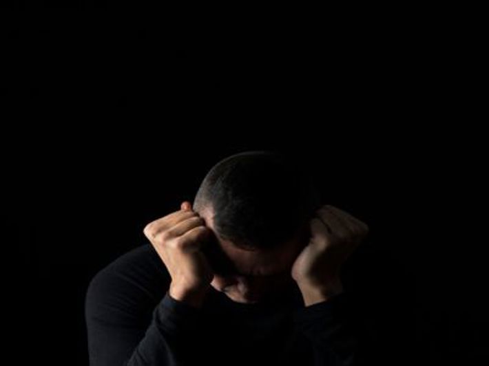 الاكتئاب ليس نهاية الطريق.. خطوات عملية للخروج من نفق الحزن