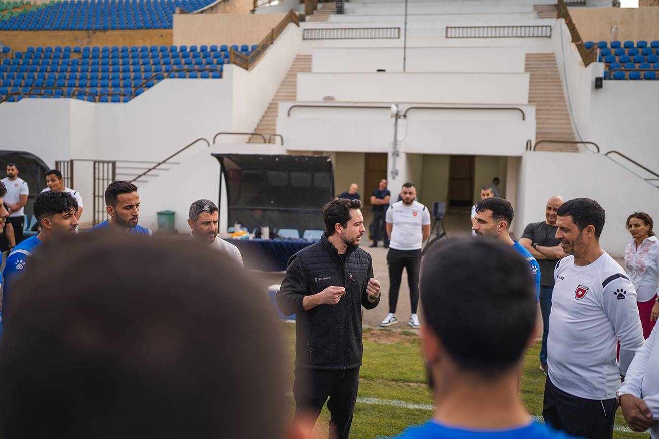ولي العهد يتابع استعدادات نشامى المنتخب الوطني لكرة القدم لمواجهة نظيره العُماني (صور)