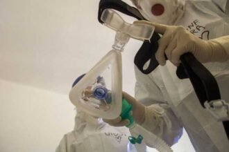 عامٌ واحد من الـVape دمّر رئتَه.. فتى أردني يعيش على الأوكسجين مدى الحياة