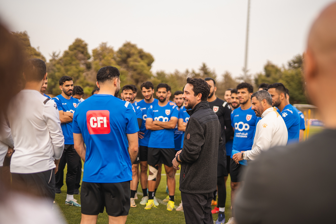 ولي العهد يتابع استعدادات نشامى المنتخب الوطني لكرة القدم لمواجهة نظيره العُماني (صور)