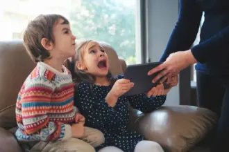 تحذيرات طبية من تحدٍّ خطير على السوشيال ميديا يعرض الأطفال لمخاطر جراحية